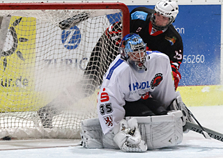 Der Dingolfinger Oliver Wawrotzki  erzielt das 1:2 gegen Goalie Christian Hamberger